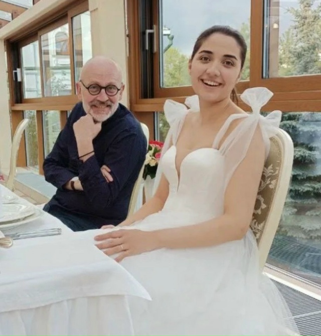 Александр Гордон с молодой супругой😅
Девушка моложе ...