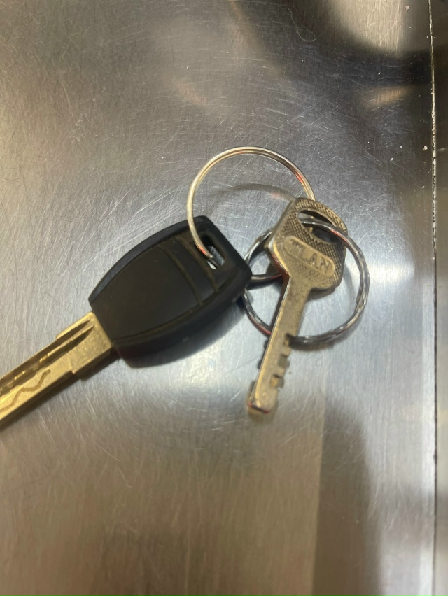 Нашли у магазина Великолукский, обращаться на кассу