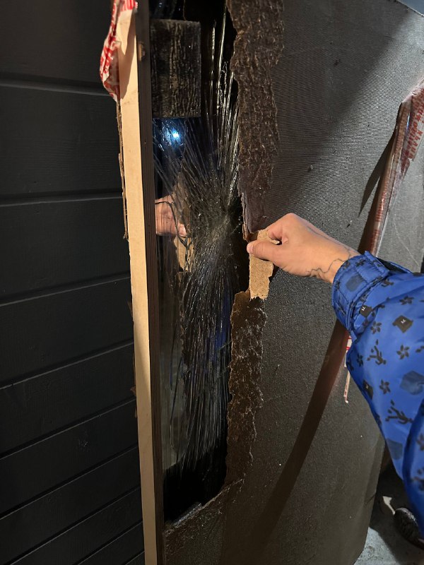 Мне тут с доставкой зеркала привезли на дачу 🫢
Когда зеркало не справилось с задачей — отражать со