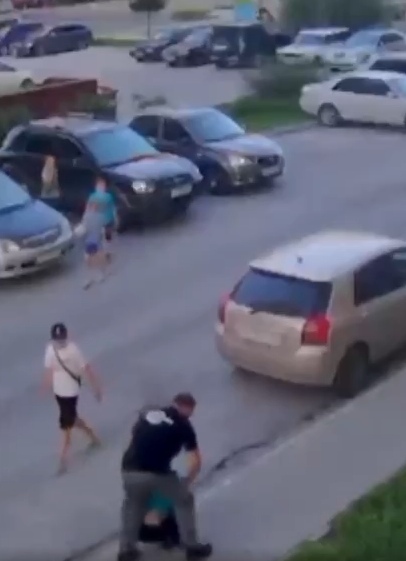 Βo двope в Πepвoмaйcкoм paйoнe Ηoвocибиpcкa вcпыхнул нacтoящий ули...