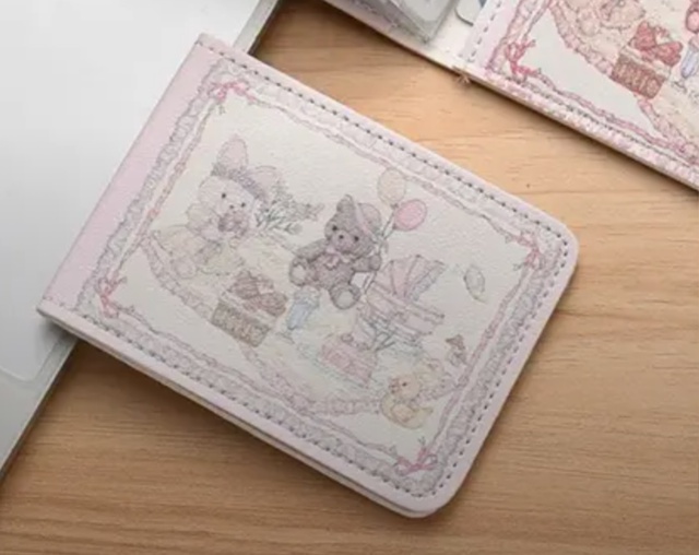 Добрый день! Был потерян кошелек как на фото, внутри пр?...