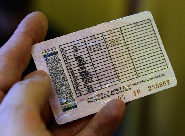 Водительские права начнут автоматически отбирать у ро...