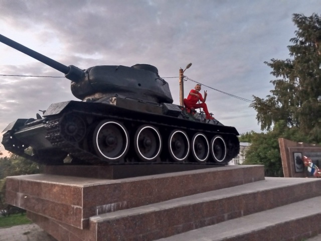 Что происходит с танком на площади Победы.!?
На Кировск?...