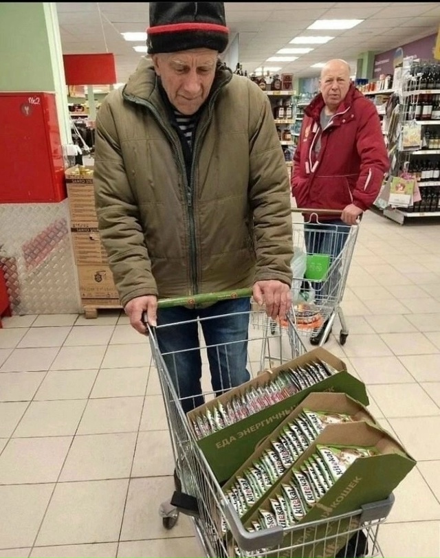 Сегодня в магазине, возле корма столкнулась с дедушкой...