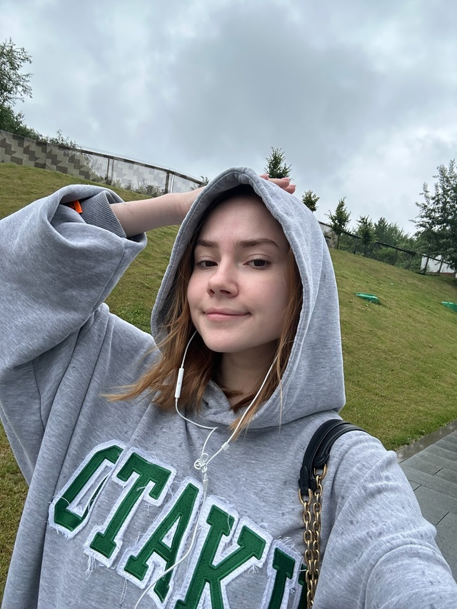 Проснулась в 8 утра и вышла погулять, зашла в магазин и ?...