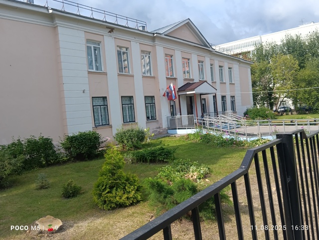 Во дворе школы 