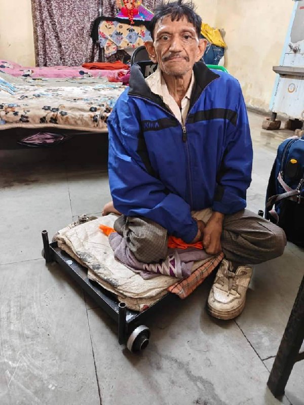 В Индии попрошайка с рынка оказался состоятельным бизнесменом.
Годами он собирал милостыню, а полу