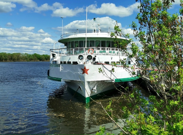 2023 г. Теплоход «Александр Свешников» у причала в Щуров?...