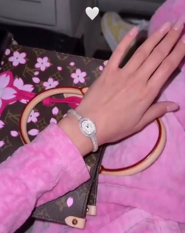 Валя Карнавал получила от жениха часы Cartier за 4,5 миллио?...