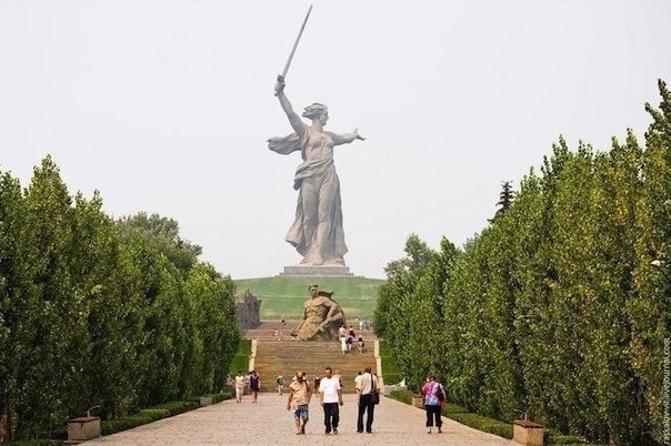 Самая большая статуя в России находится в городе Волго...