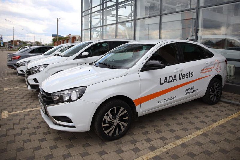 Московский таксопарк пожаловался, что новые Lada Vesta ломаются так часто, что за три месяца каждую