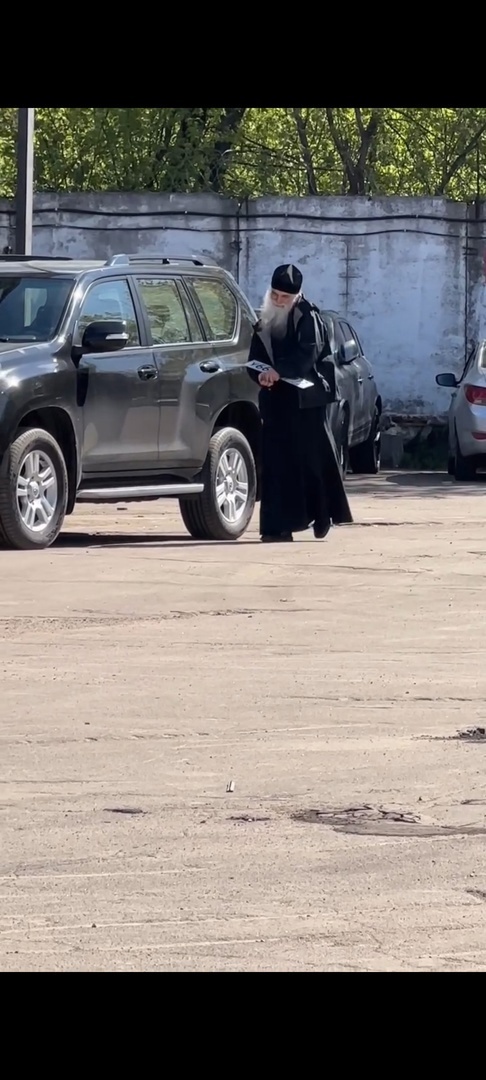едет катит фраерок три шестерочки