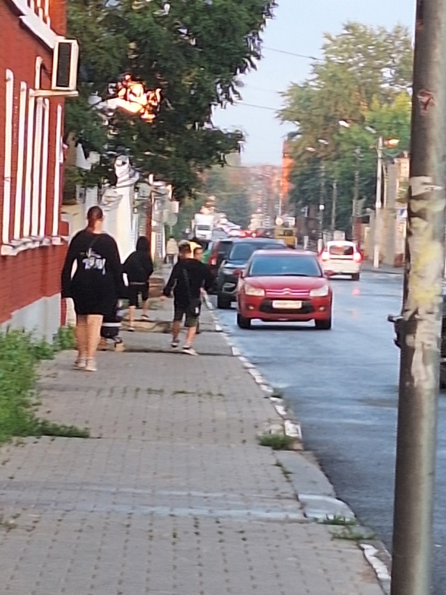 Дорогие родители, следите за своими детьми, орут матом ...