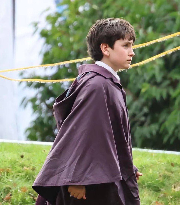 В сети появились кадры со съемок сериала о Гарри Поттере от HBO — показали, как будут выглядеть Гарр