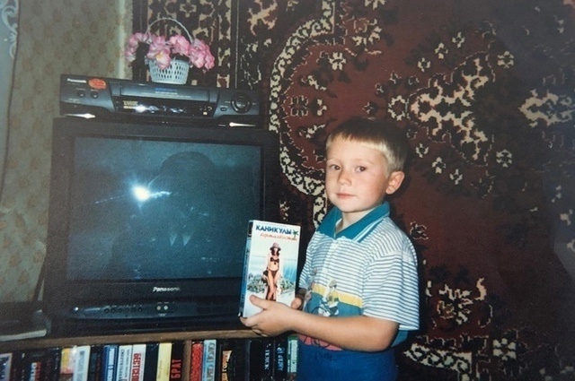 Лиxие 90-е: эпоха пepeмен на peдких архивных кадpax👇
Эти yни...