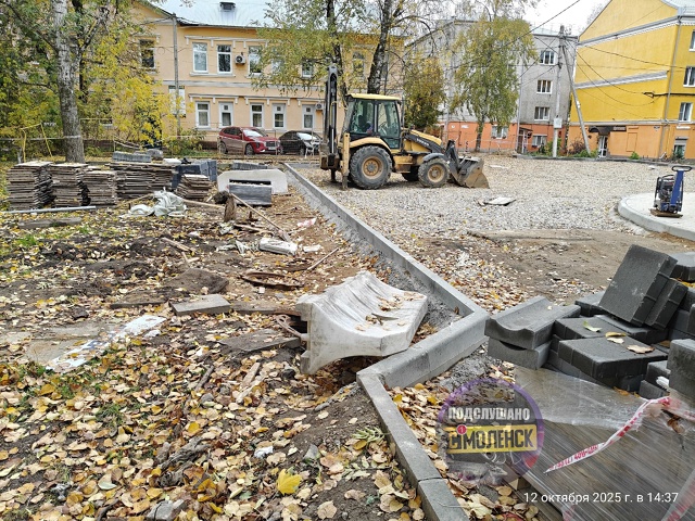 Возле 6 поликлиники, ранее (летом) спилили 8 здоровых де?...