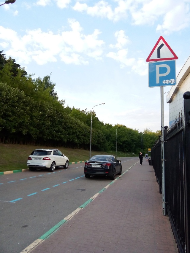 Парковка у дворца спорта на Олимпийской улице закрыта ...