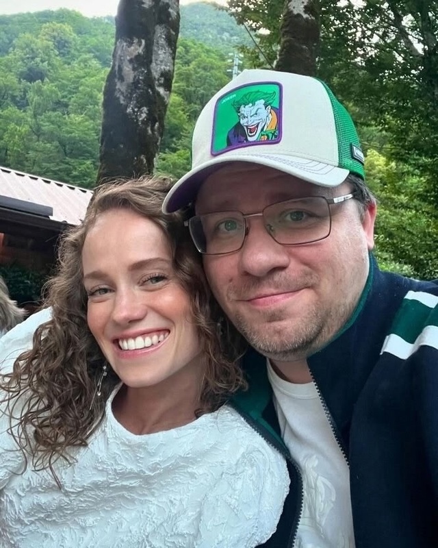 Гарик Харламов живет с двумя женами в одном доме.
Его ?...