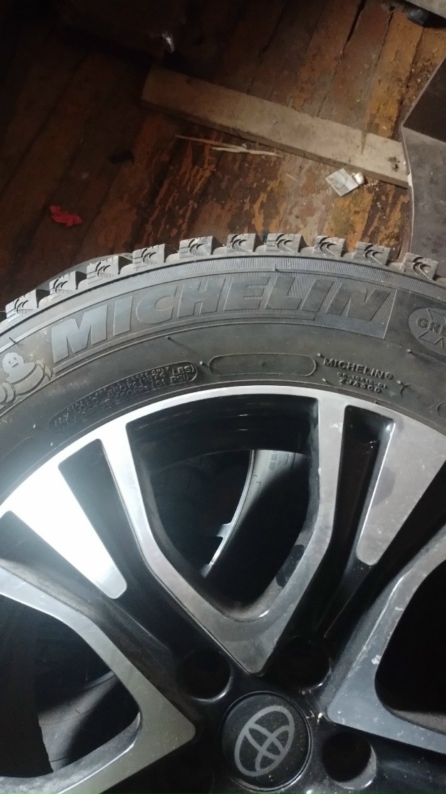 Продам зимние шины MICHELIN размер 225/65 R17,без порезов и гры...