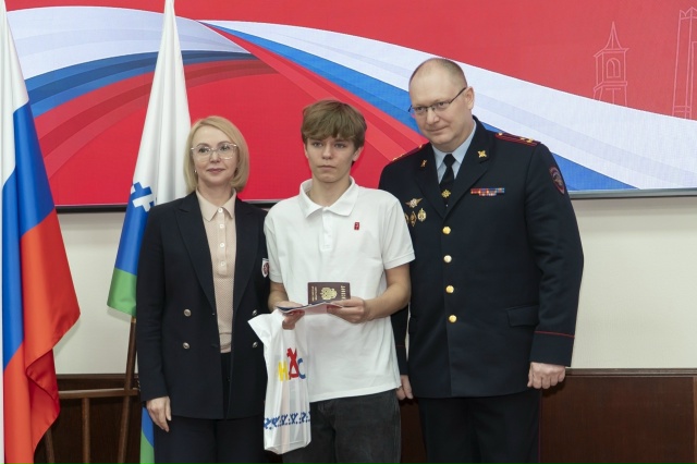 🇷🇺 ШКОЛЬНИКИ ПОЛУЧИЛИ ГЛАВНЫЙ ДОКУМЕНТ ГРАЖДАНИНА Р...