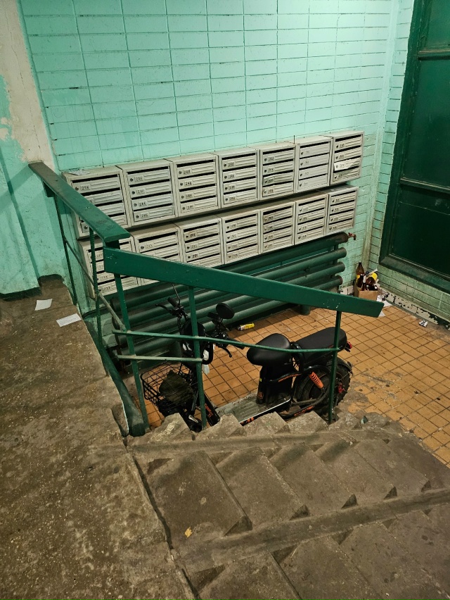 На Ленинградском уже несколько дней в подъезде стоит в...