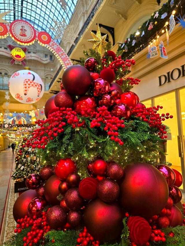 В ГУМе открылась выставка новогодних ёлочек 🎄
Фото: И...