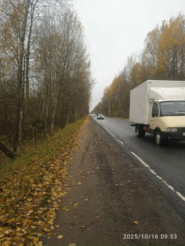 В метрах 200 от магазина светофор по правой стороне лежи...