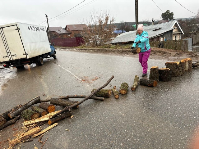 Не дотерпела
Дорогу возле пруда на улице 40 лет Октябр?...
