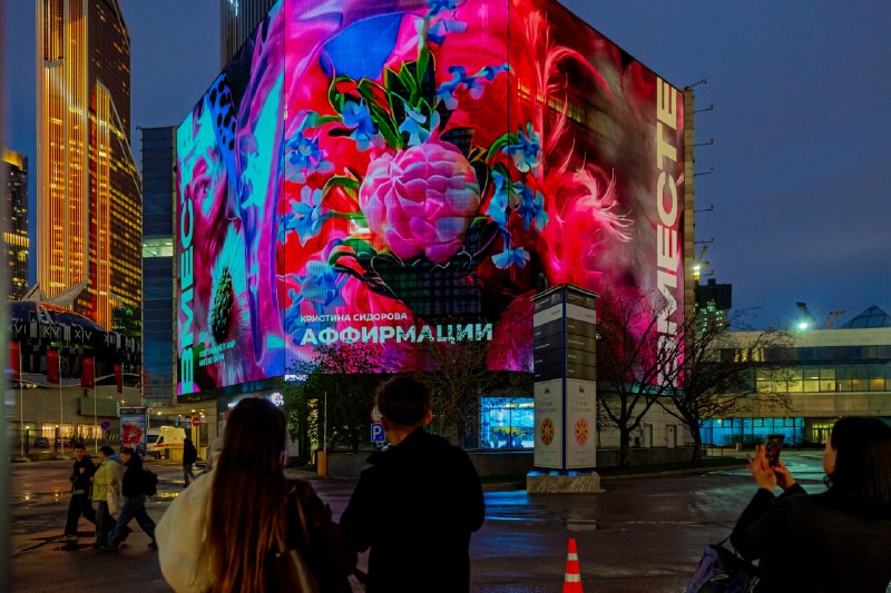 Рандомная среда москвича би лайк: вынесли искусство на улицу, чтобы было удобно смотреть
На гигант