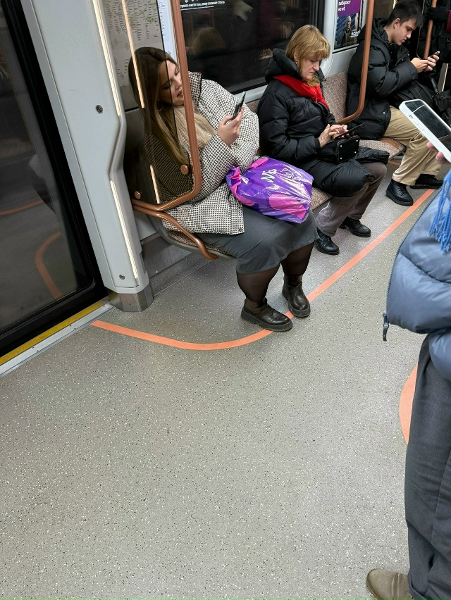 Найдись, лапочка❤
Ты всю поездку смотрела в телефон и ...