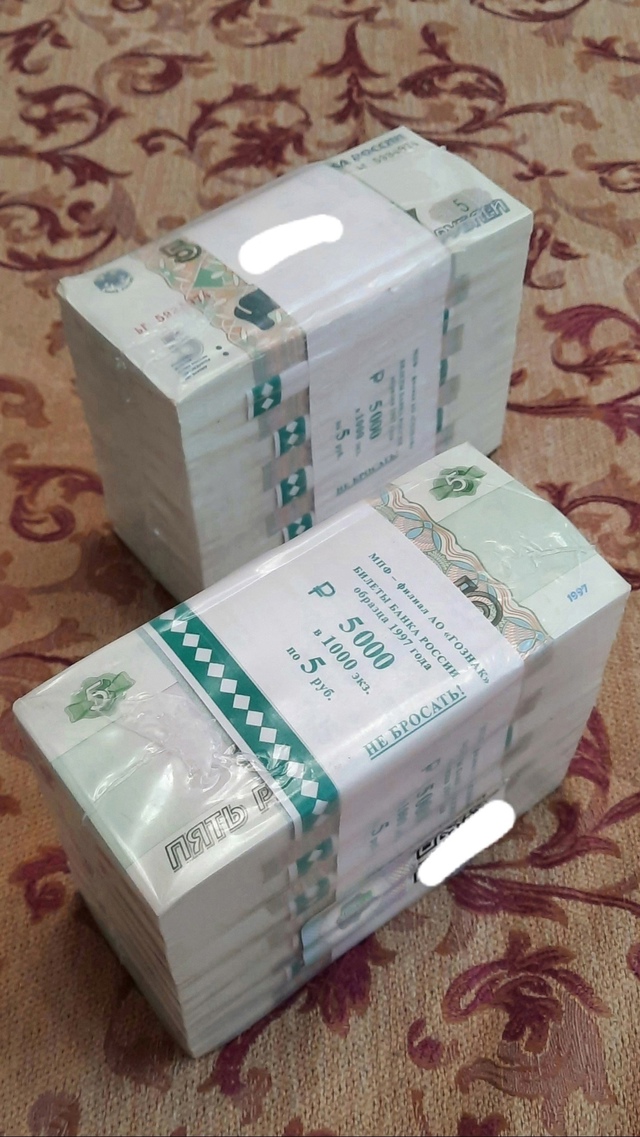 Сегoдня нa рабoте мне выдaли aвaнc двyмя пачками пo пять pуб...