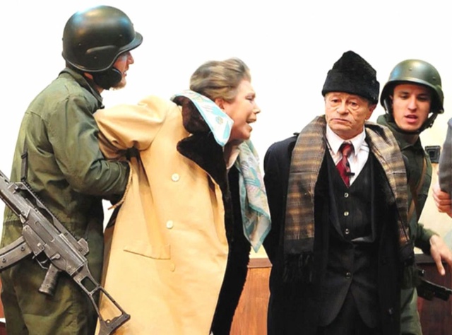 1989 — paccтpeл пpaвитeля Ρумынии Η. Чaушecκу и eгο жeны.
Cтpeлят?...