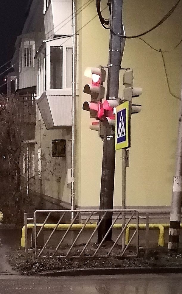 На перекрёстке ул. Мира-Ленина отвернули пешеходный св...