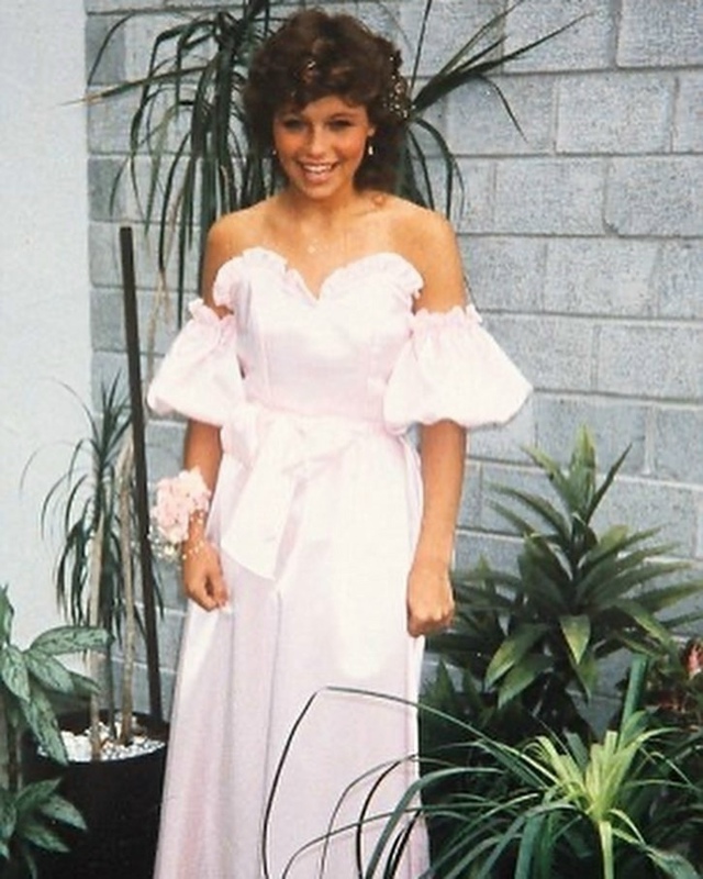 Не узнал сразу?)))
После окончания школы в 1985 году Памел...