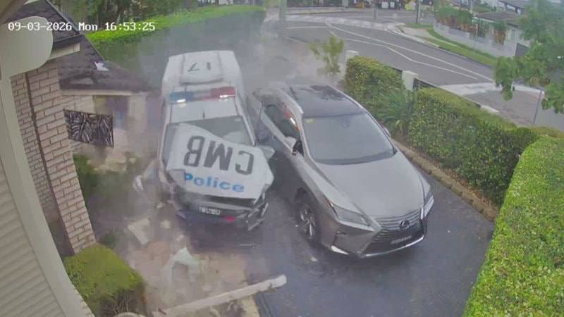 Полицейская машина второй раз за два года протаранила жилой дом в австралийском Сиднее.
Правоохран