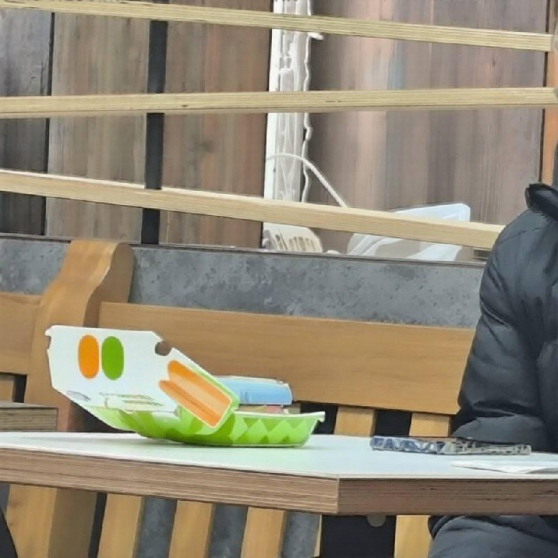 🍔 Голубой бургер готовит «Вкусно — и точка»
Сейчас в Москве сотрудники тестируют новинку, в точках