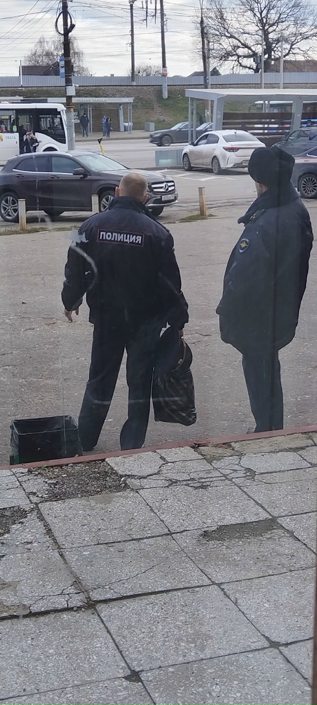 🚭Воронежские стражи порядка устроили перекур прям на...