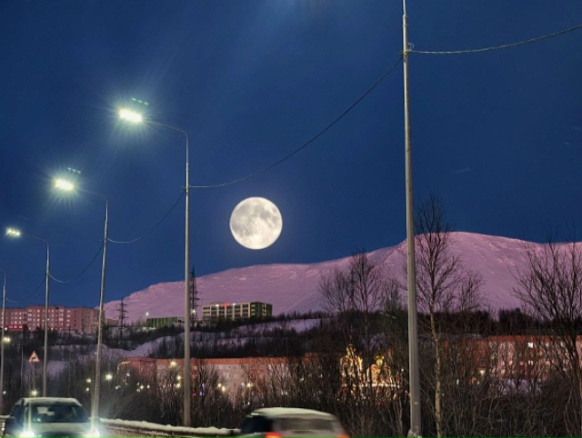 Какая невероятно красивая луна над Кировском и Хибина?...