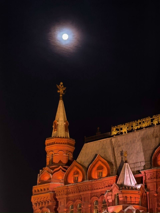 🌕 Бобровое суперлуние уже в небе над Москвой.
Подним...