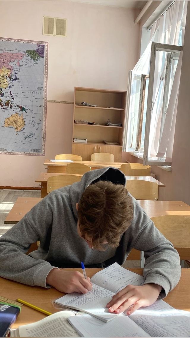 «Почему он а не я!»
18-летний ученик 11 класса закрутил р?...