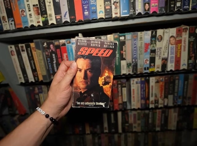 Заброшенный магазин видеокассет VHS — тысячи оставленн...