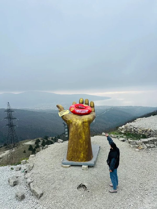 Гора, рука и скидки.
Итак, картина маслом: Кубань, Кабардинка, на горе Безумная — здоровенная камен