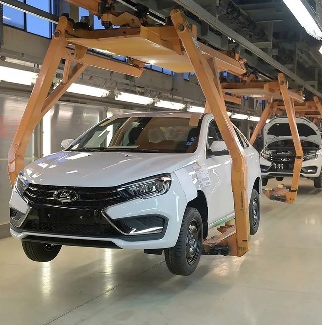 Сразу шесть российских автозаводов ушли на четырёхдне...