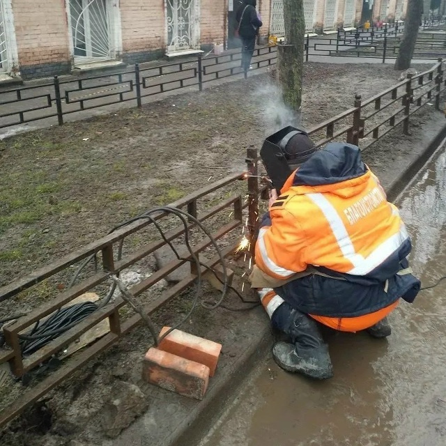 ⚡В Курске стартовал ремонт изношенных люков и огражде...
