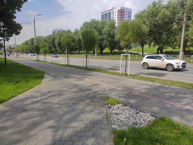 Кто-то додумался сделать отсыпку на углах, т.к. народ по...