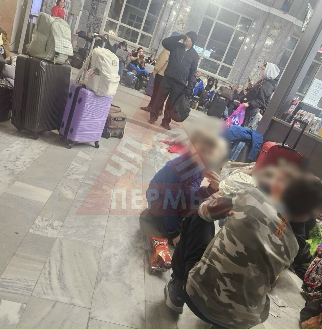 А это обстановка на ЖД вокзале Пермь 2 сегодня ночью. По...