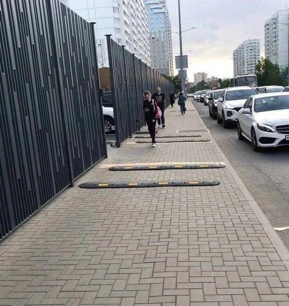 В Москве начали ставить «лежачих полицейских» на тротуарах.
Их монтируют для защиты пешеходов от л