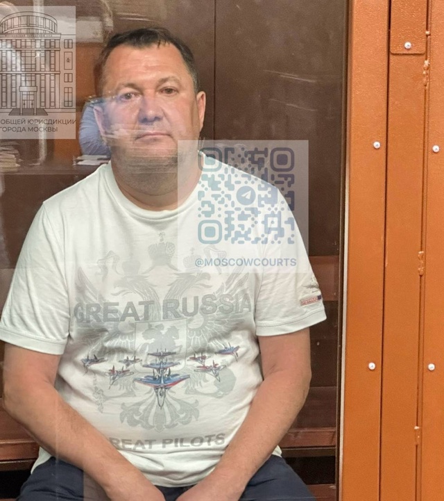 Максим Егоров в суде с надписью Great Russia на футболке