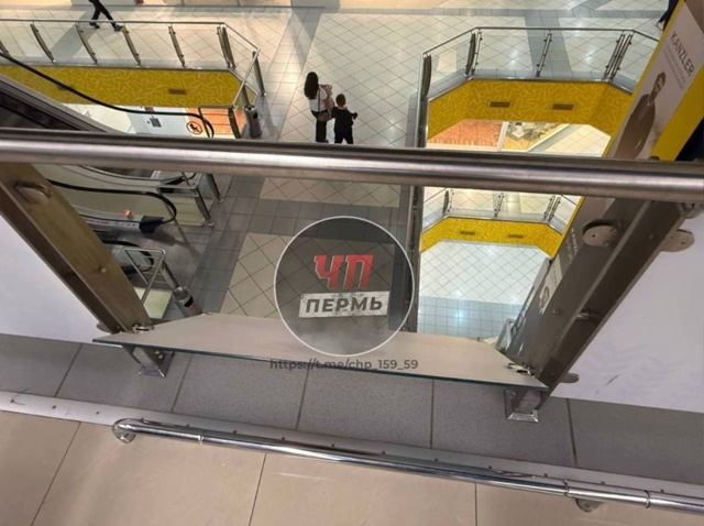 🤬😱 Ребенок чудом не упал с 4 этажа в «Семье»: в ТРК на ?...