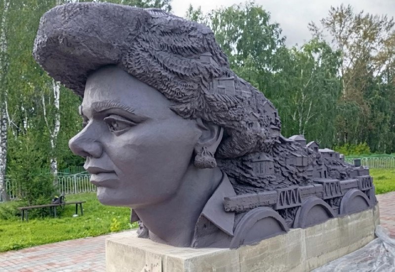 В Красноярском крае появился памятник женщины-поезда — называется «Тайга».
Автор говорит, что это «
